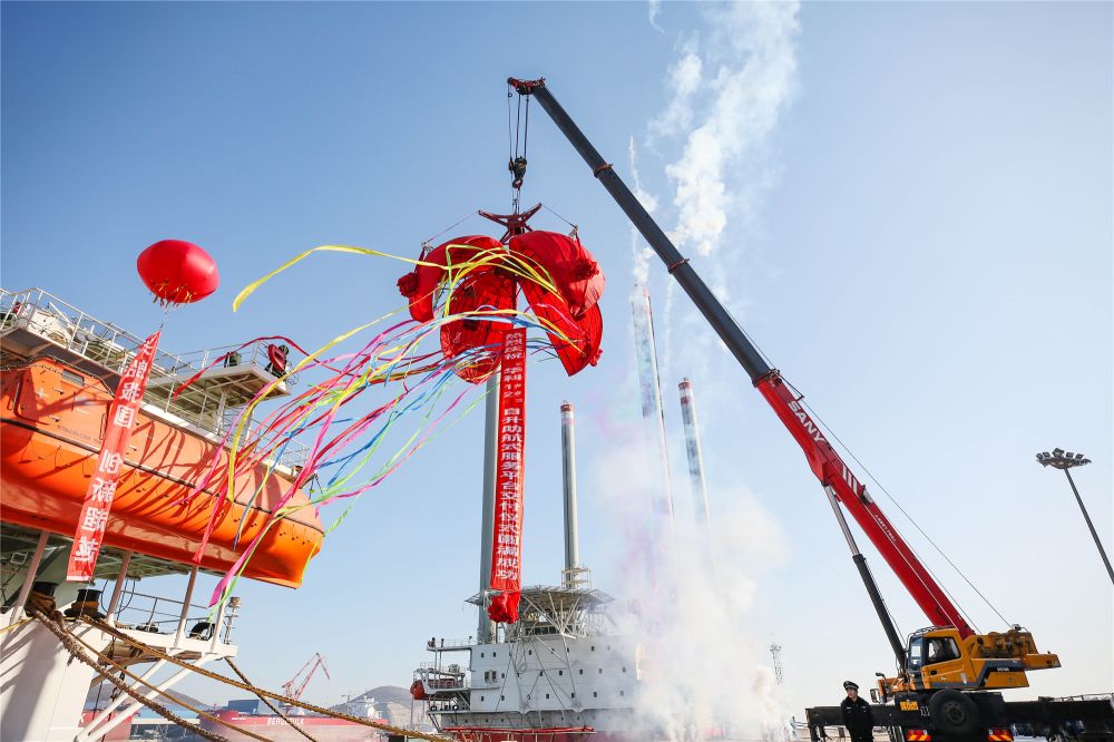 渤船重工建造的華科1號、2號自升助航式作業(yè)平臺命名交工