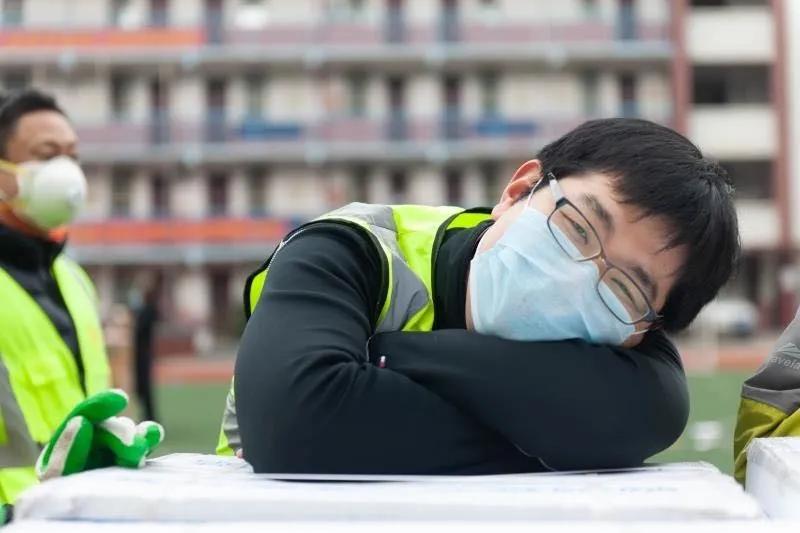 志愿者賈威：“累了，趴下歇會(huì)兒”
